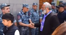 Բագրատ Սրբազանը մոտեցավ ու բարևեց ԱԺ մուտքերը պահող ոստիկաններին