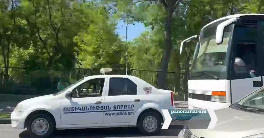Անակնկալ այցին ընդառաջ ԱԺ շենքի հարակից տարածքներ բազմաթիվ ոստիկաններ են բերվել