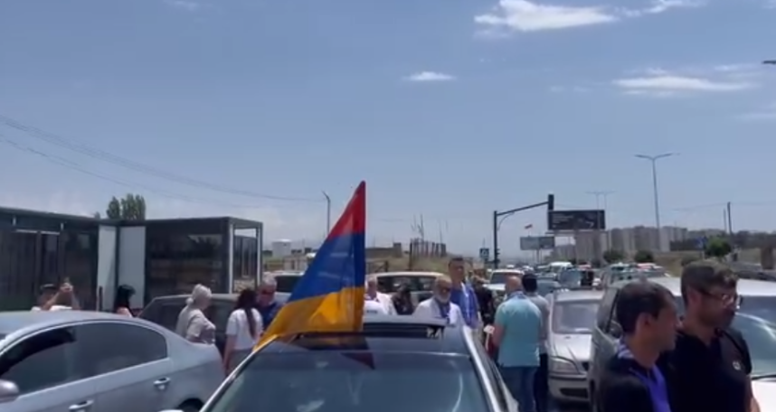 Стартовал автопробег движения «Тавуш во имя Родины» во главе с архиепископом Багратом Галстаняном в Ванадзор