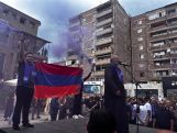 На митинге в Ванадзоре по предложению архиепископа Баграта Галстаняна аплодисментами поприветствовали Мамикона Асланяна