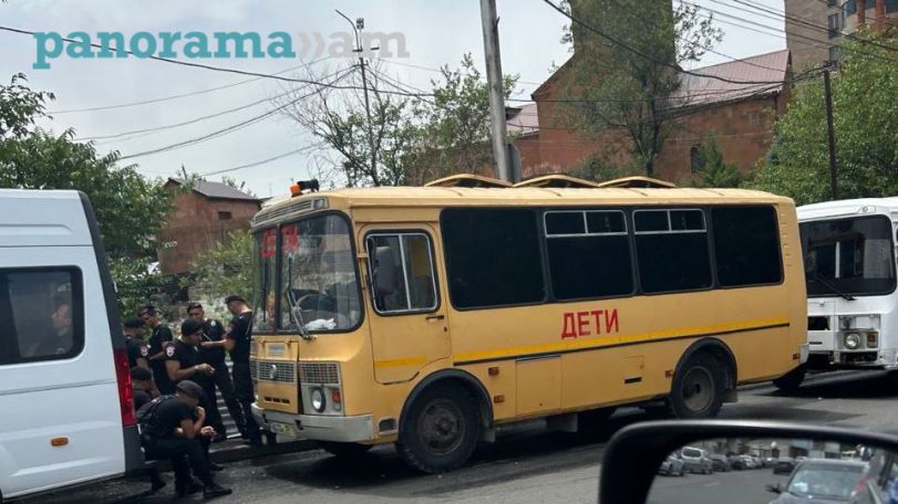 «Черные береты» на автобусе с надписью «Дети» – на улице Прошяна