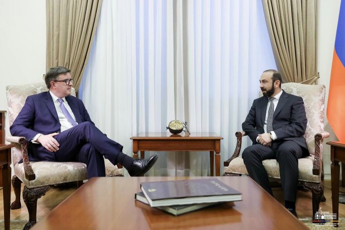 Top Armenian, US officials hold private talks