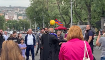 Բագրատ սրբազանը ֆուտբոլ է խաղացել բողոքի ակցիայի մասնակիցների հետ