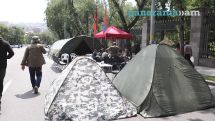 ՈՒՂԻՂ. Բաղրամյան պողոտայում քաղաքացիները սպասում են ժամը 15։00-ին՝ «վերջնական վճռական խոսք ասելու»