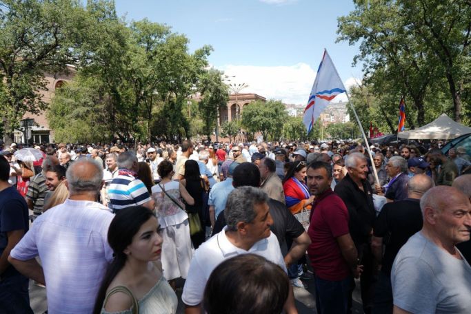 Граждане по призыву архиепископа Баграта Галстаняна собрались на проспекте Баграмяна (прямая трансляция)