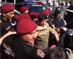 Полицейские подвергают приводу граждан с улицы Прошяна