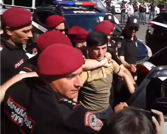Полицейские подвергают приводу граждан с улицы Прошяна