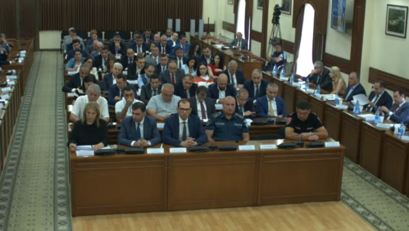 Չընկնել անտրամաբանական ամեն ինչը մրցույթի դնելու մոլուցքի մեջ. Ավինյանը խրախուսում է մեկ անձից գնումները