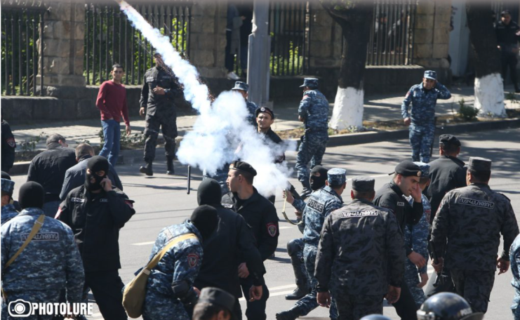 «Փաշինյան» անձի դիսոցիատիվ խանգարում՝ լուսաձայնային նռնակների կիրառման հողի վրա