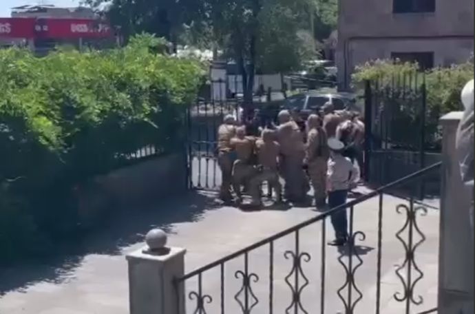 Special forces storm gates of Artsakh representative office in Yerevan