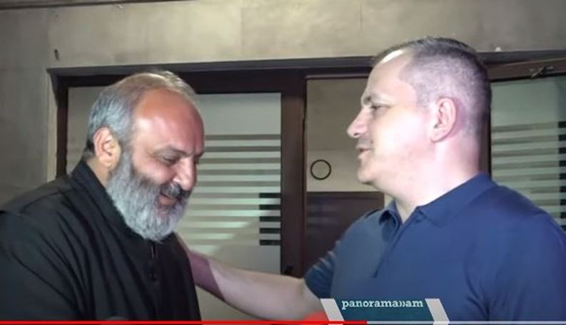 Բագրատ Սրբազանն իր ավտոմեքենան նվիրեց Արցախի ներկայացուցչությանը