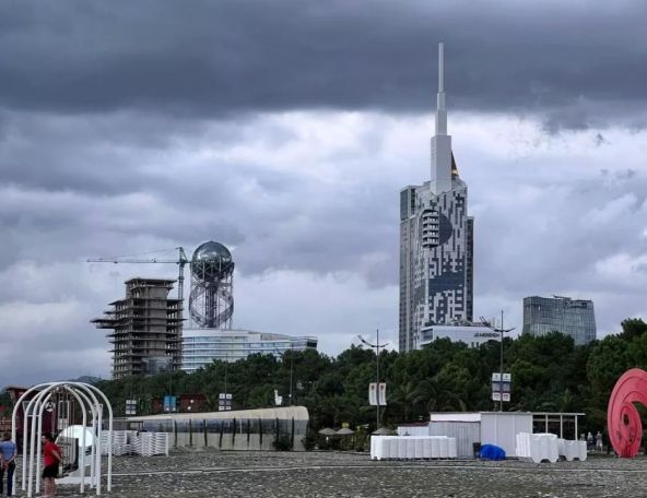 На побережье в Батуми упал парашют, погибла туристка
