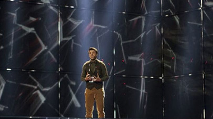 Aram MP3 all alone on an eclectic stage
