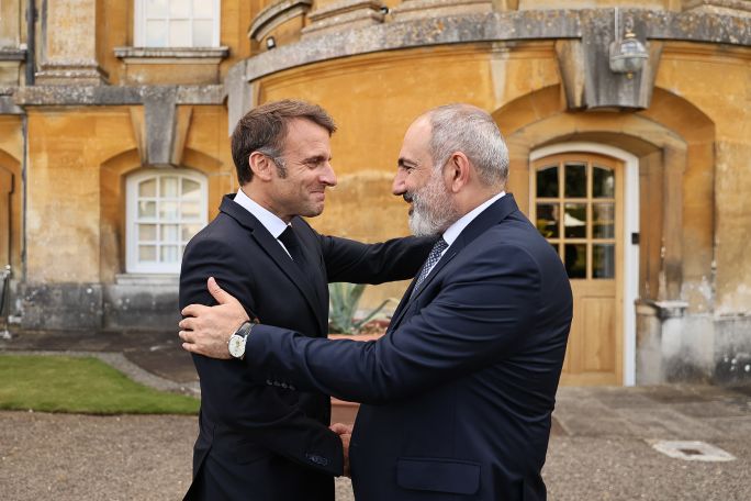 Pashinyan, Macron discuss Armenia-Azerbaijan peace process