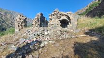 Հերմոնի վանք վանական համալիրի տարածքում պեղումների ժամանակ գտնվել են խաչքարերի, արձանագիր սրբատաշ բեկորների կտորներ
