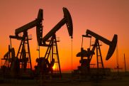 Котировки нефти перешли к снижению днем в понедельник