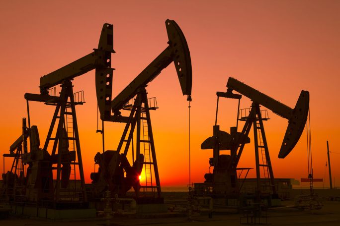Котировки нефти перешли к снижению днем в понедельник