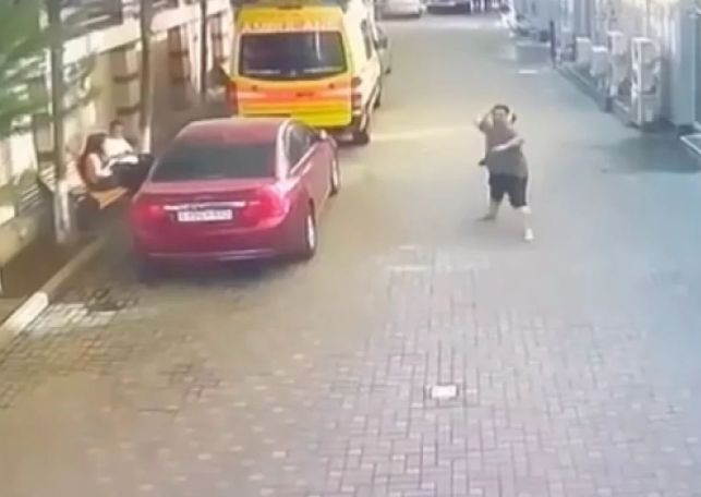 Народный артист Азербайджана бросил 10-килограммовый топор в охранника, попал в работницу больницы