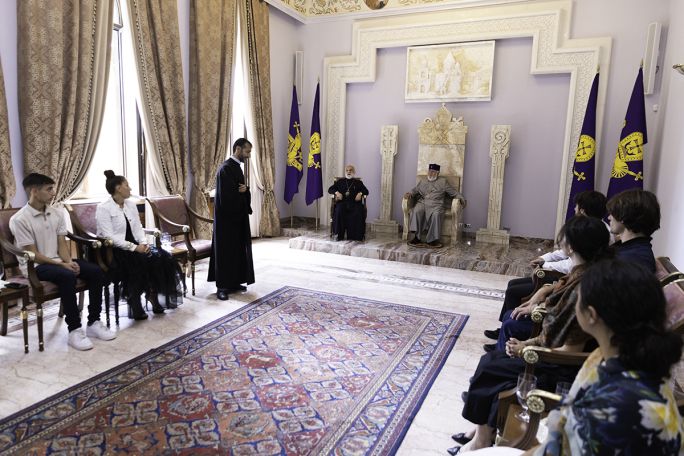 Armenian church leader meets with young pilgrims of Eastern Diocese