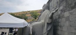 Огромные зонты у памятника Месропу Маштоцу и Корюну вызвали возмущение граждан