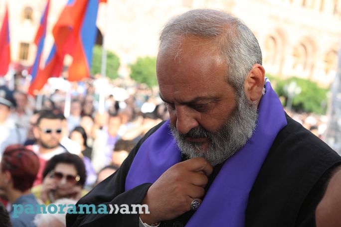 Armenian protest leader meets with people in Vayk