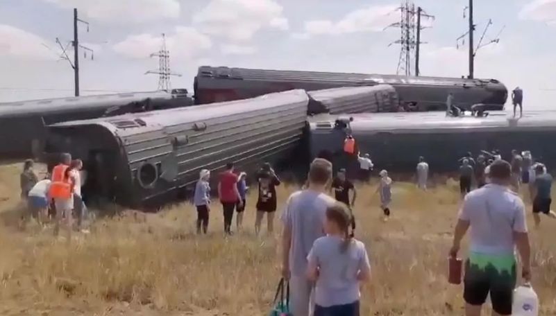 Пассажирский поезд сошел с рельсов под Волгоградом после столкновения с КАМАЗом