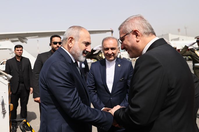 Փաշինյանին դիմավորել է Դավուդ Մանզուրը