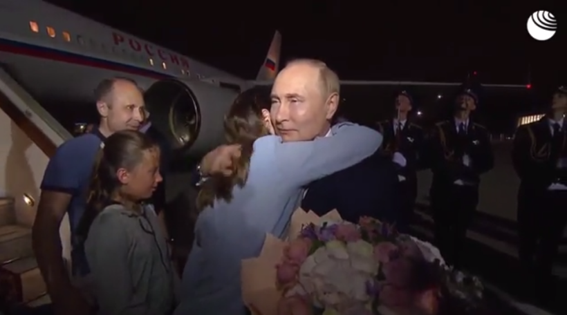 Песков – о том, почему Путин поехал встречать обменянных россиян