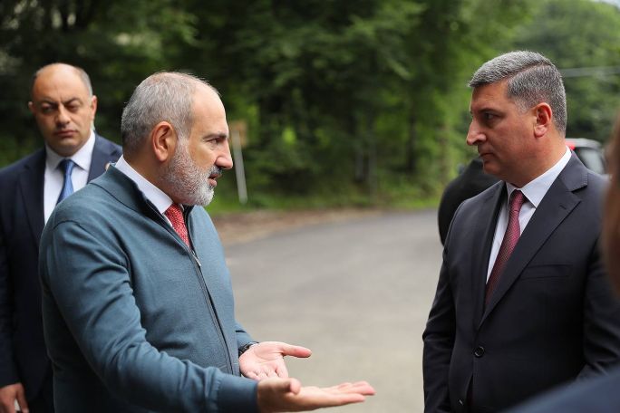 Զորամասերի մոտ գտնվող փոսերը դուր չեն եկել Փաշինյանին
