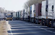 «Кавказские пленники»: около 5 тыс. грузовиков застряли на границе России и Грузии