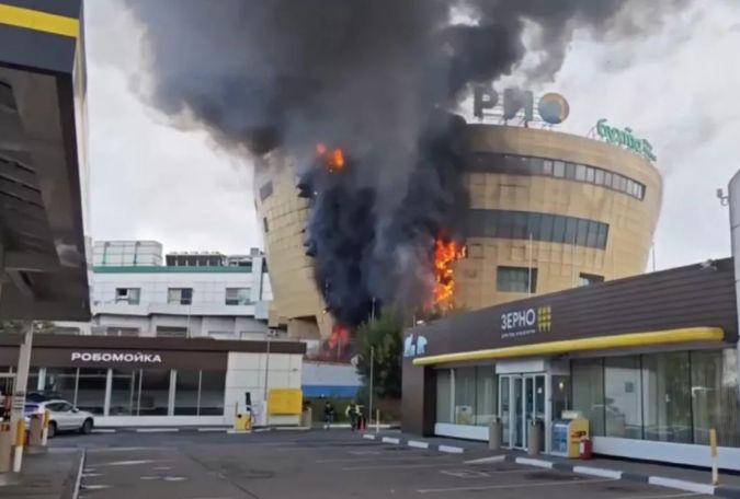 В Москве горит ТЦ «РИО»: к ликвидации пожара привлечены 11 единиц техники