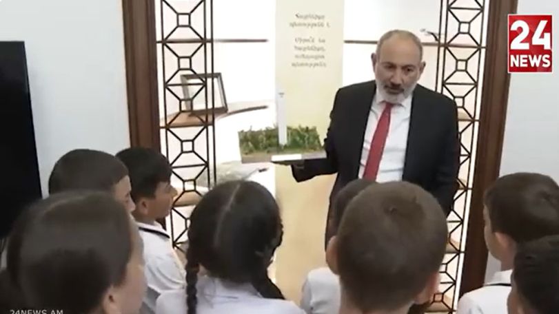 Ինչը ունի մայրաքաղաք՝ Նիկոլ Փաշինյանը ուսուցիչ-քննիչ է դարձել սառնաղբյուրցի երեխաներին