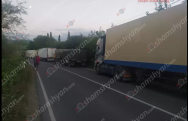 Բագրատաշենի անցակետում վրացական կողմում մի քանի հարյուր բեռնատարի վարորդ օրերով սպասում է, որ հայկական «տամոժնիկները» աշխատեն