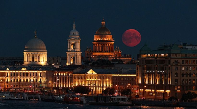 Появились кадры суперлуния над Россией