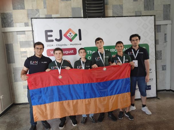 2 բրոնզե մեդալ՝ Եվրոպայի ինֆորմատիկայի պատանեկան 8-րդ օլիմպիադայից