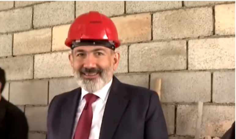 Նիկոլ Փաշինյանի ուղղությամբ խնձոր նետած տարեց տղամարդը կշարունակվի հետապնդման ենթարկվել