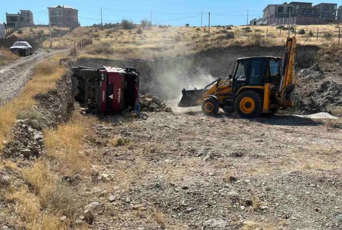 Բեռնատարը կողաշրջվել և հայտնվել է ձորակում