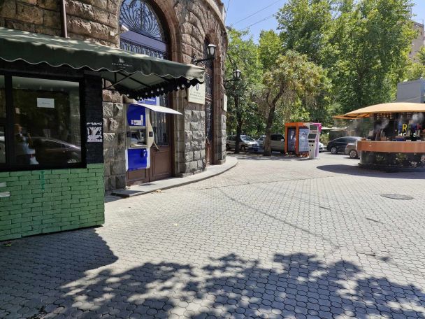 «Միգուցե մտածեք մի-մի հատ էլ այսպիսի բուդկաներ նաև ծնարաններ խցկեք»