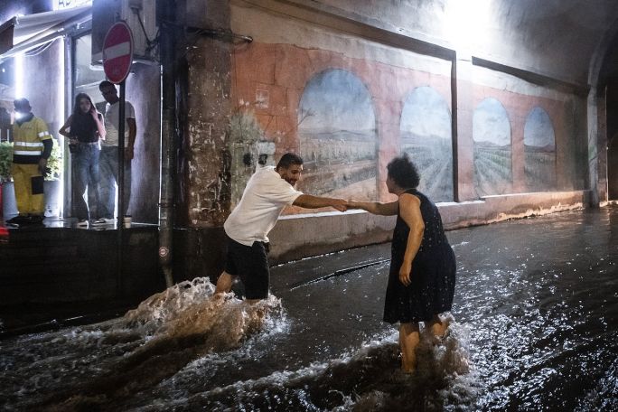 Անձրևից հետո Երևանի փողոցներն անանցանելի են