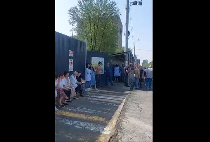 Учреждение под угрозой: акция сотрудников Института химии в Ереване