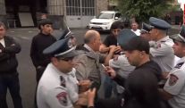 «Քու լավը...». Ոստիկանները հայհոյանքներ հնչեցնելով՝ բերման են ենթարկում ակցիայի մասնակիցներին