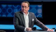 Проститься с ведущим КВН Александром Масляковым пришли десятки людей