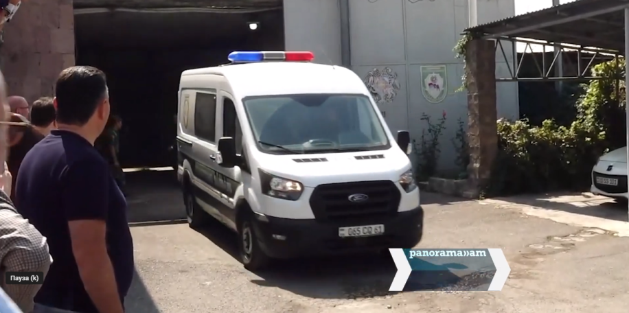 Քրեակատարողական ծառայության աշխատակիցները Արմեն Աշոտյանին մեքենայով տեղափոխեցին իր բնակարան