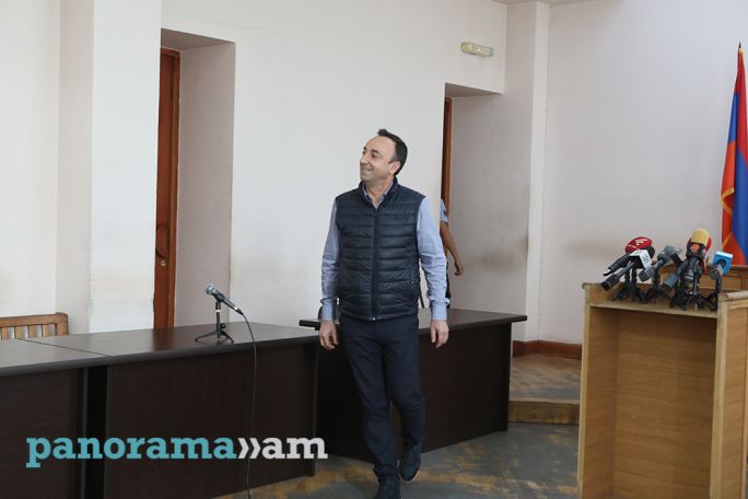 Դատավորը մեղավոր ճանաչեց Հրայր Թովմասյանին, ապա ազատեց քրեական պատասխանատվությունից