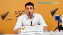 Թավջութակահար Նարեկ Հախնազարյանը  «Յաշան ու Լեոնիդ Բրեժնևը» ֆիլմում մարմնավորել է սովետական տրակտորիստի