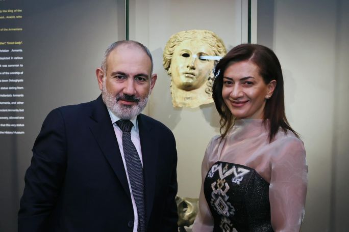 Փաշինյանը կնոջ հետ մեկնել է Նյու Յորք