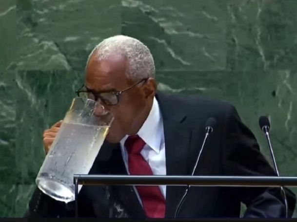 Лидер Гаити отхлебнул из графина во время выступления на Генассамблее ООН