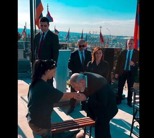Փաշինյանը կնոջ հետ այցելել է Եռաբլուր