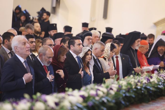 Ի՞նչ տեսքով են պաշտոնյաների  ու բարերարների կանայք ներկայացել Մայր Տաճարի վերաօծման  արարողությունը