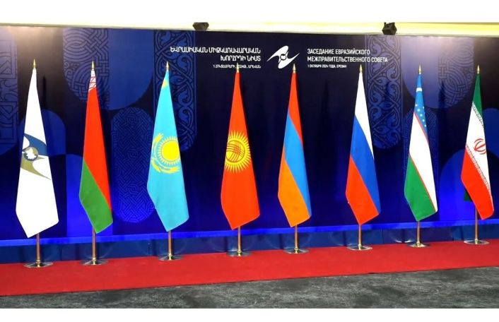 Пашинян встретил Мишустина на Евразийском экономическом форуме